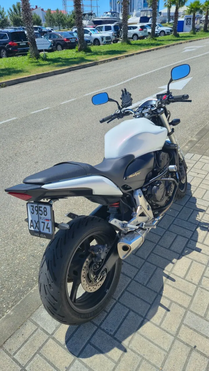 Yamaha FZ6 Fazer на парковке у набережной