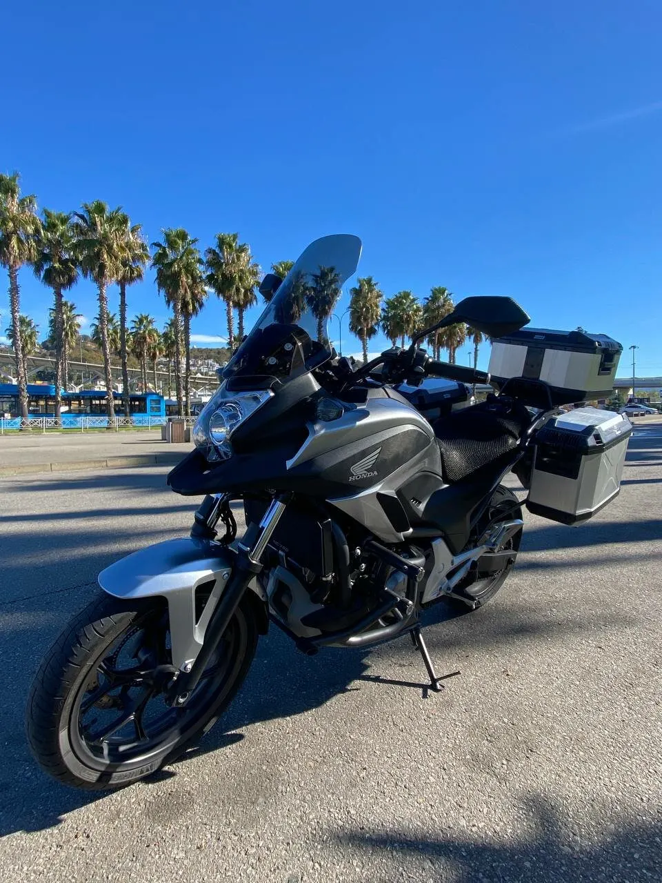 Honda NC700X с кофрами на набережной